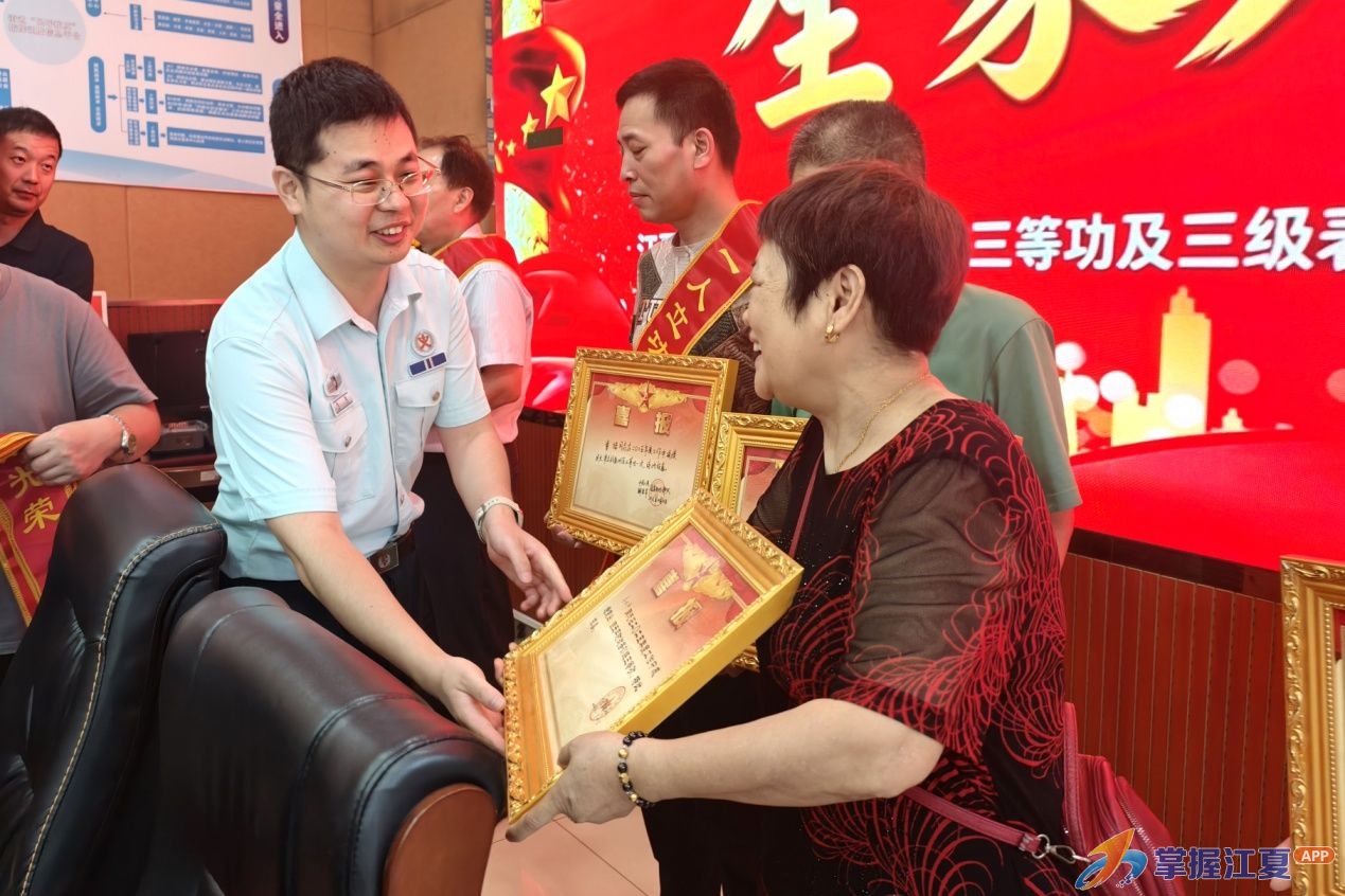 喜报传荣光 端午暖兵心——江夏纸坊集中为立功现役军人军属家庭送喜报