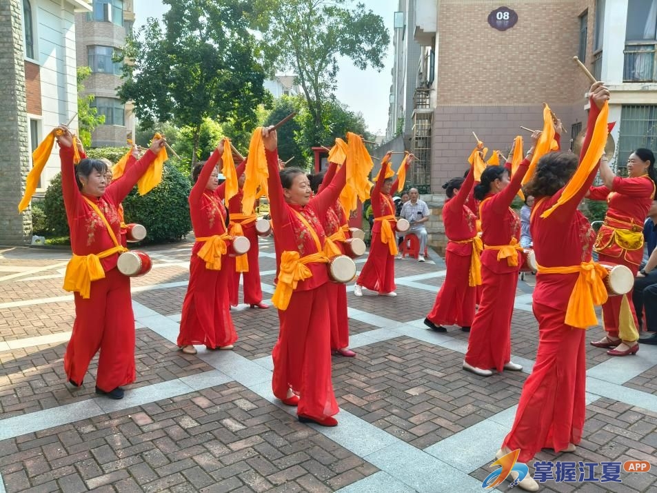 凤凰社区一站式文体服务点亮邻里佳节