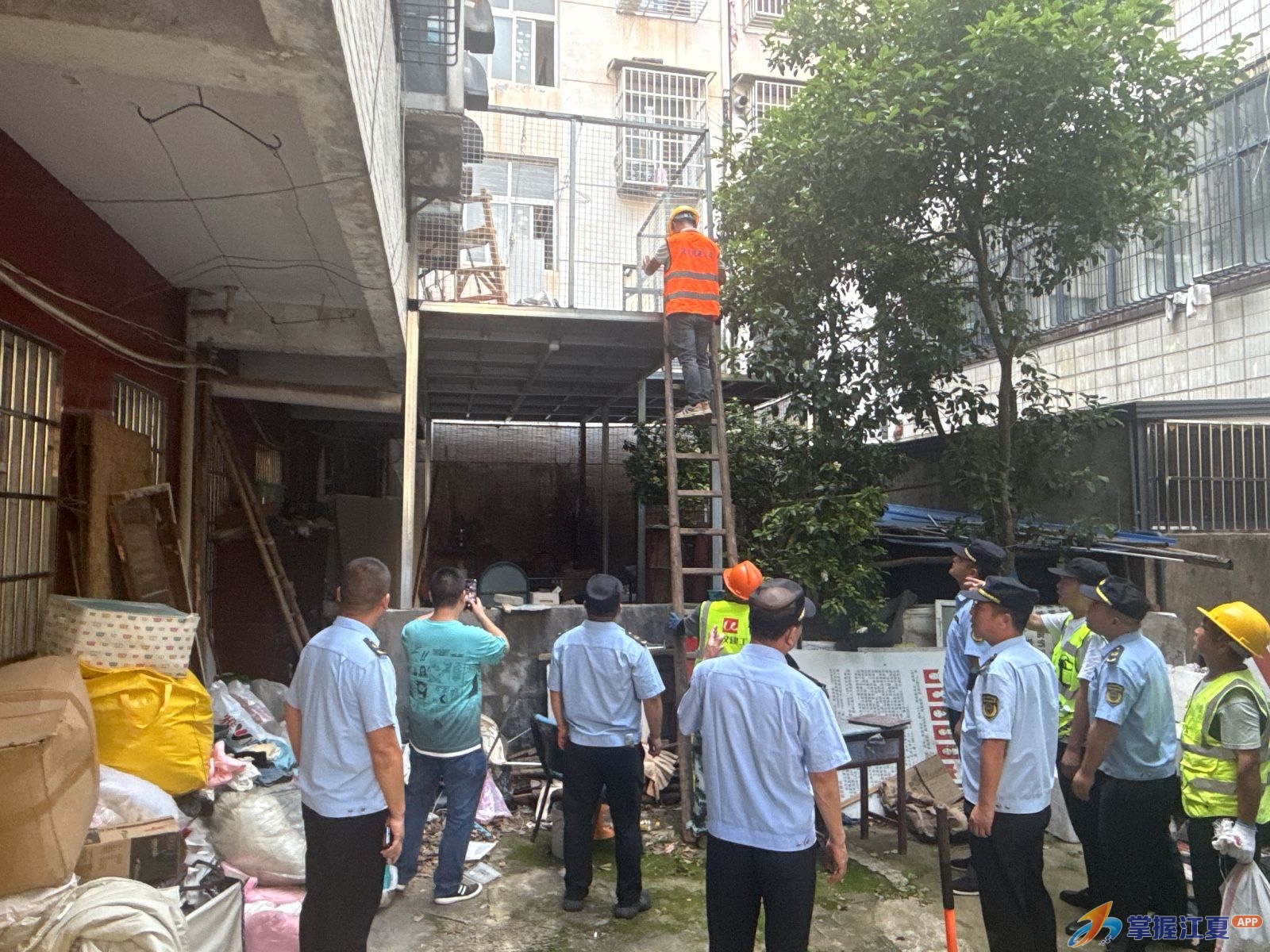 江夏区纸坊街道精细治理除违建，守护铁路安全线