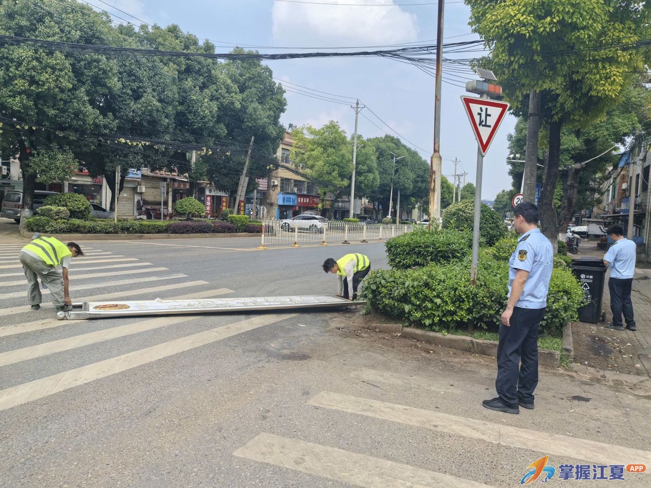 解民忧、除隐患、畅通行——郑店街道城管深入社区服务民生，温暖民心