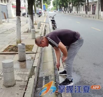 金水办事处清淤疏通保畅通 筑牢端午出行安全防线