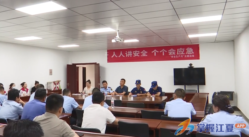 江夏区开展安全生产月主题活动 拆除楼顶广告消除安全隐患