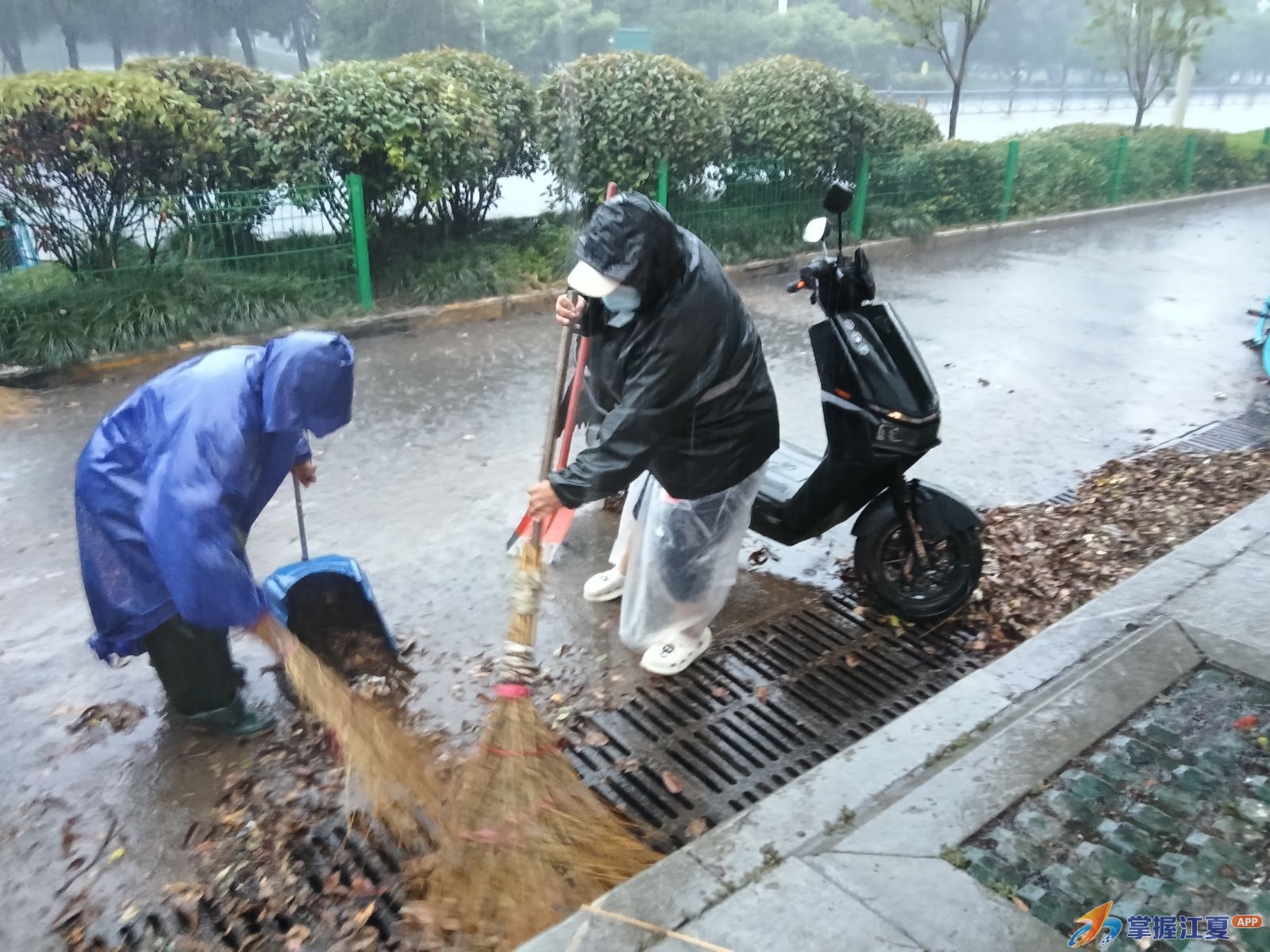 闻“汛”而动全力保畅 江夏城管执法局扎实开展雨天防汛排涝工作