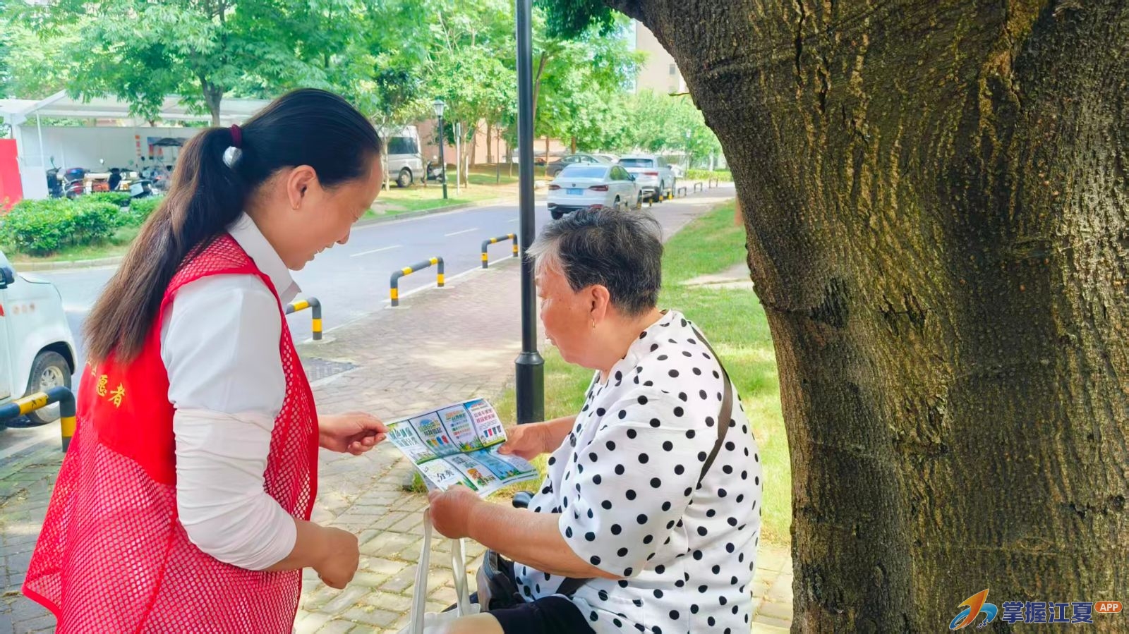 金口街深入开展垃圾分类入户宣传活动