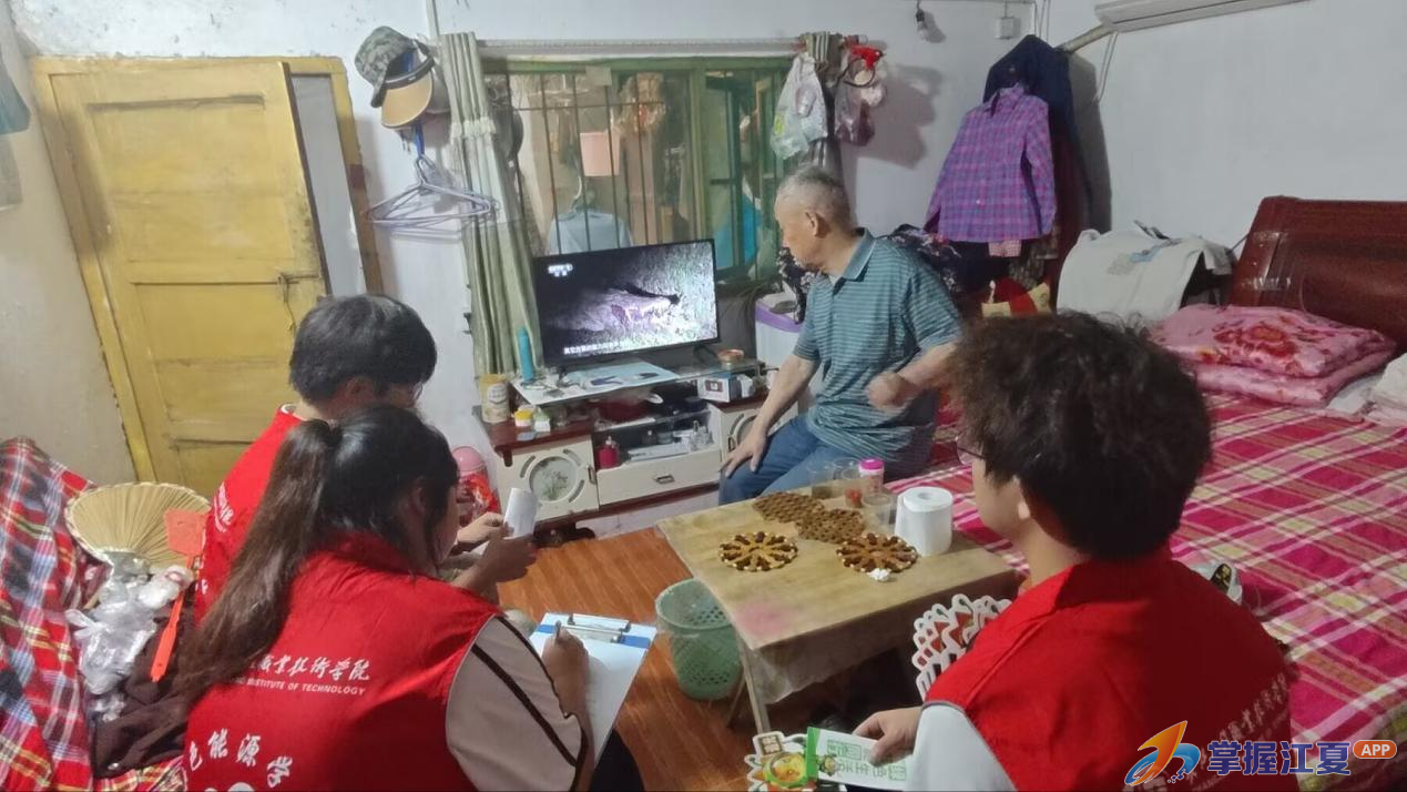 银龄解忧 绿电入心——长江工程职业技术学院开展光伏科普进社区三下乡专项行动