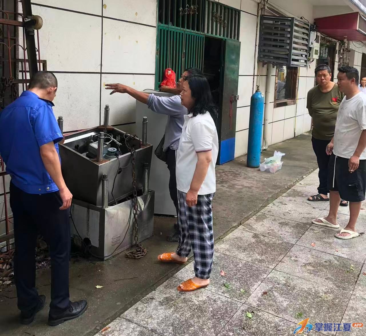 江夏金水：城管下沉社区清杂物 整治乱堆乱放焕新沿街面貌