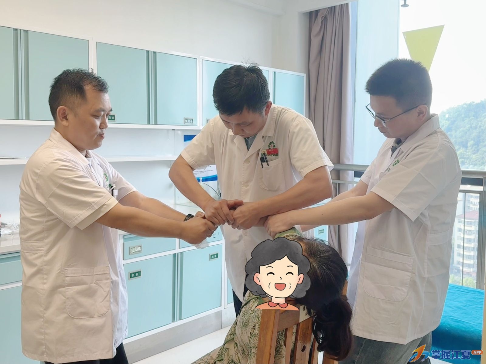 65岁老人桡骨远端骨折，中医“何氏正骨”1分钟复位免手术