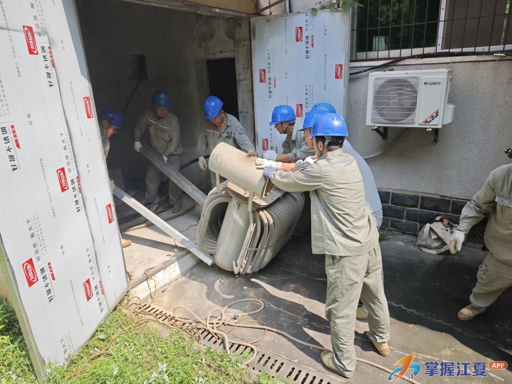 烈日攻坚变压器增容 江夏供电护航群众清凉度夏