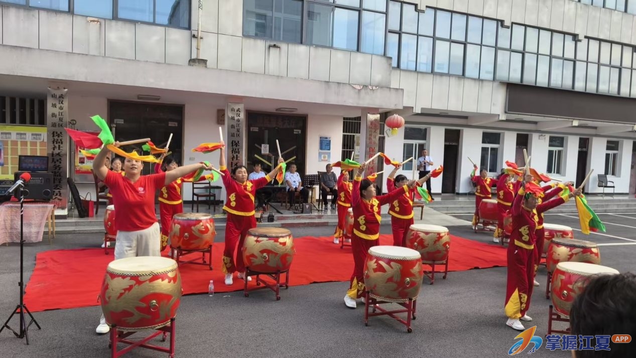 “党旗映社区、歌舞话初心！”保福社区群众自发献艺庆祝建党105周年