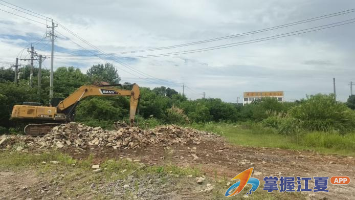 山坡街：清理积存垃圾 净化“四线一口”环境