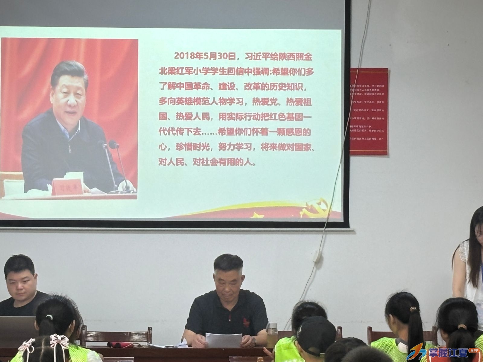 银发宣讲润童心 红色基因代代传——江夏区关工委“五老”报告团走进2026年暑假托管班