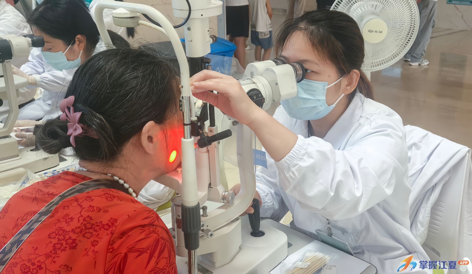八旬婆婆“单眼撑了三年”再回老地方，江夏区人民医院助其重获“立体视界”