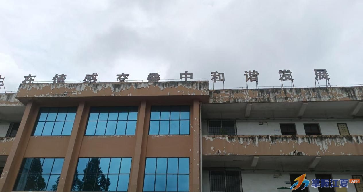 ​五里界街道开展高空广告招牌集中整治 全力守护市民“头顶上的安全”