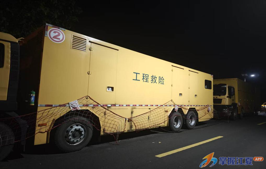武汉江夏供电：星夜驰援，为线路“防暑降温”