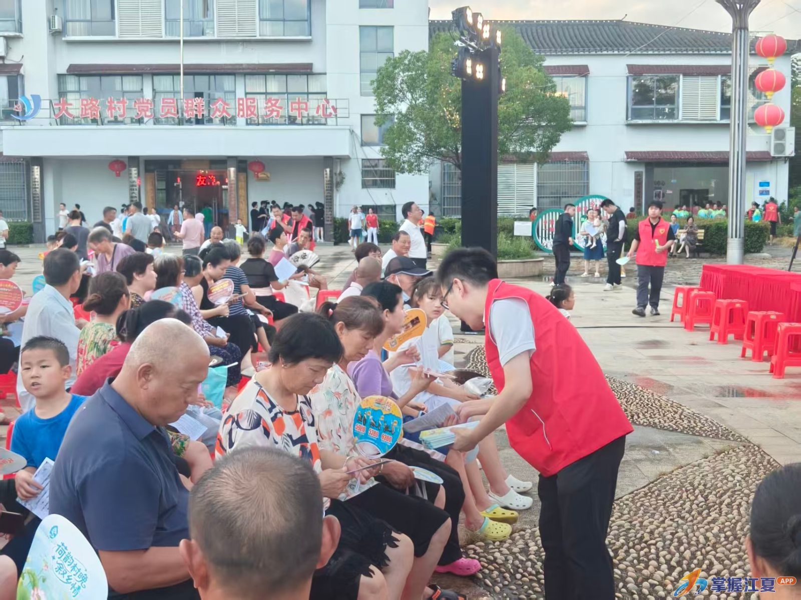 村晚搭平台  民政进万家  ——法泗街道依托村晚开展民政法规政策宣传活动