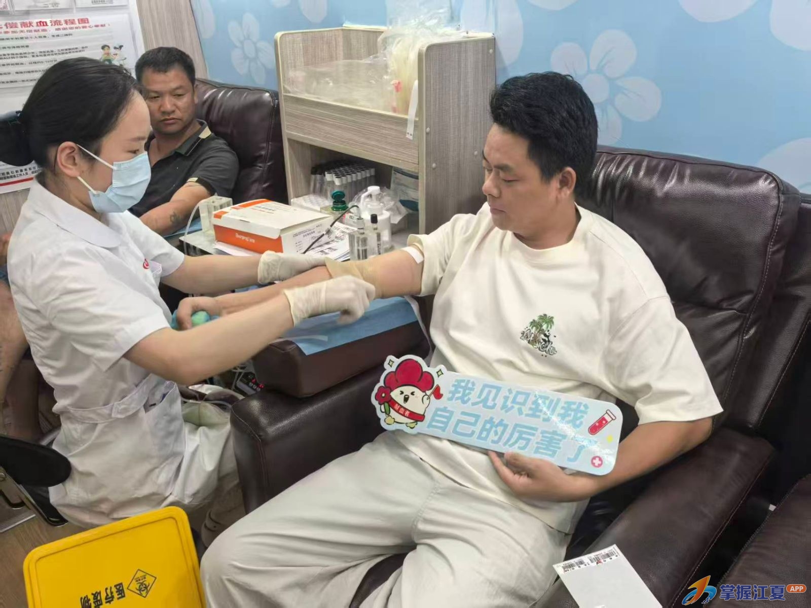 热血践初心 双拥显担当——江夏法泗军地联动开展无偿献血公益活动