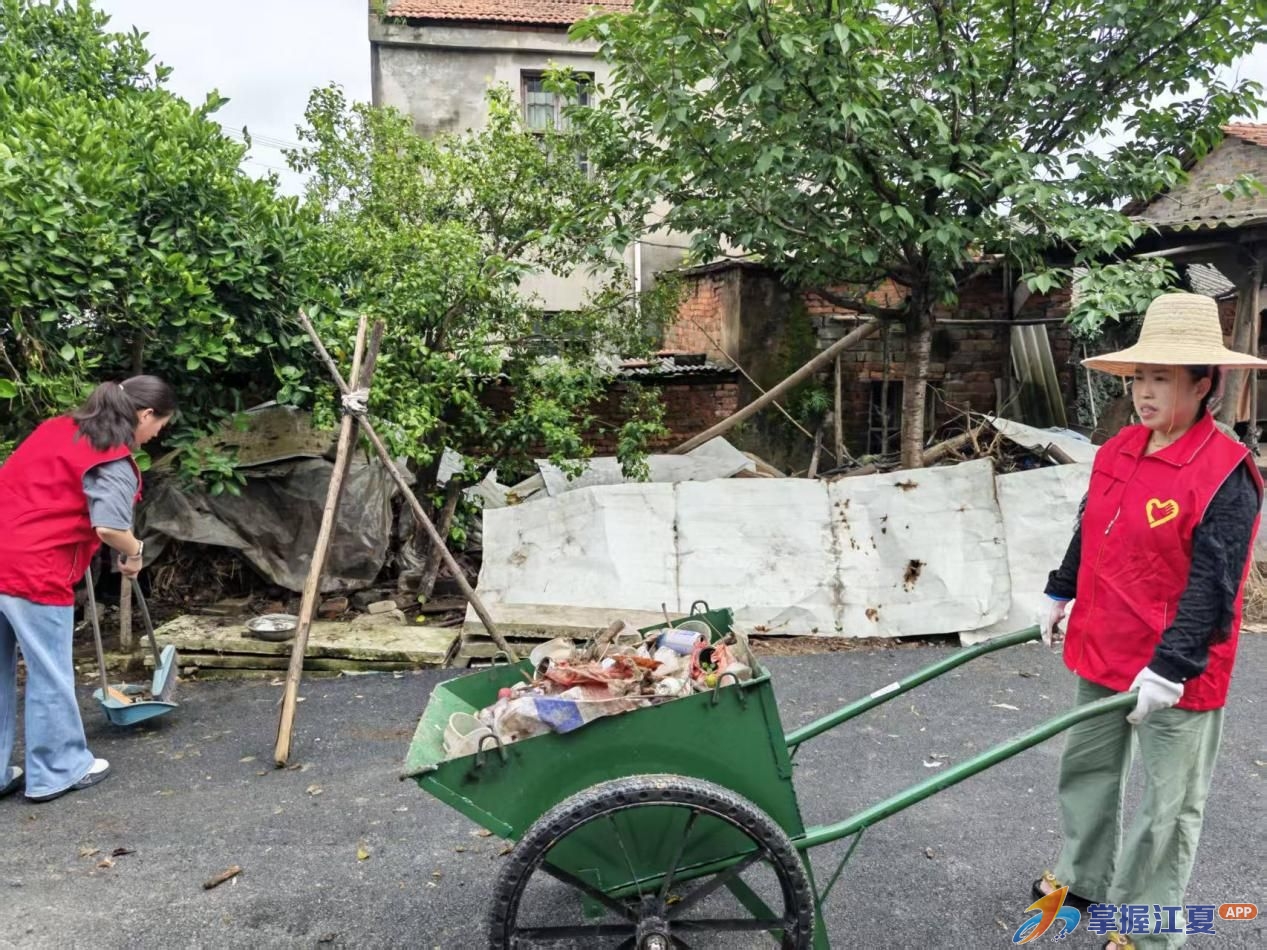 城管进社区 洁净美村湾——舒安街常态化开展清洁家园专项行动