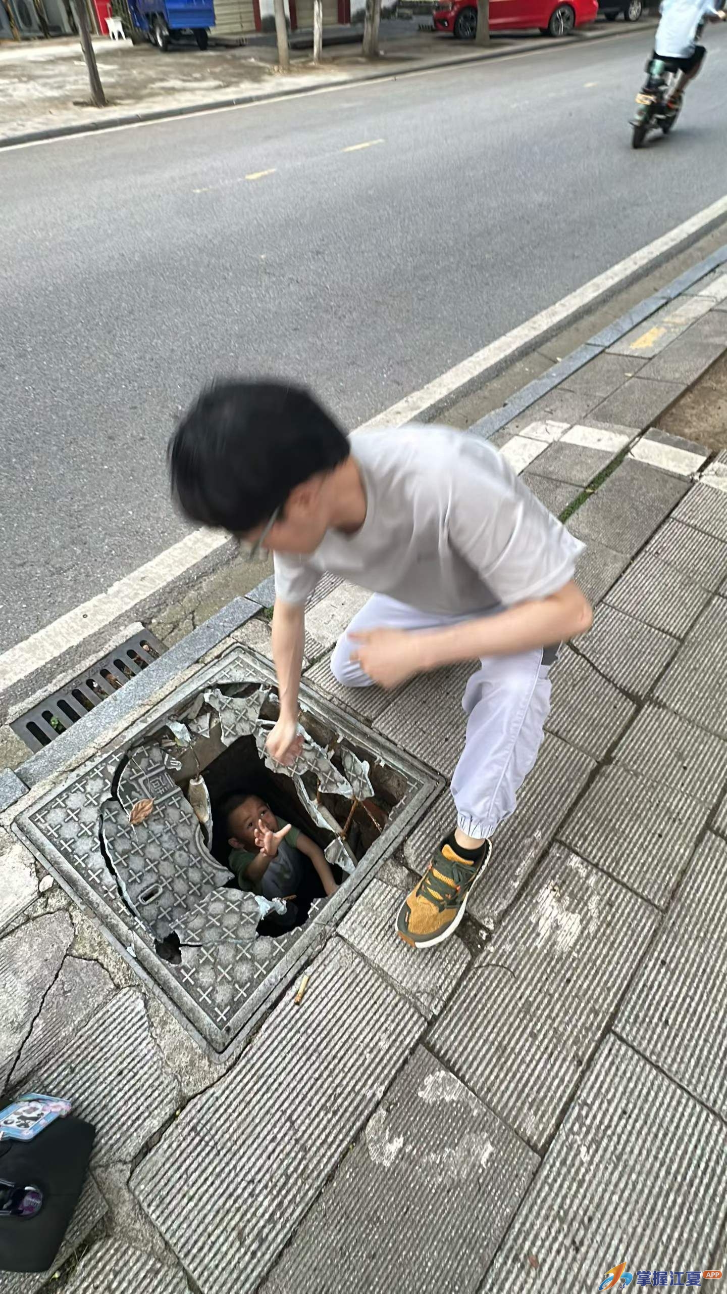 危急时刻显担当 法泗平安办干部暖心施救坠井孩童