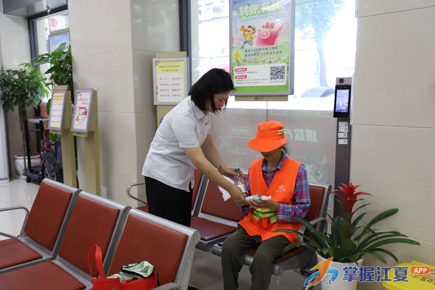 “累了随时来歇歇脚！”中行江夏支行“公益驿站”为户外劳动者撑起“遮阳伞”