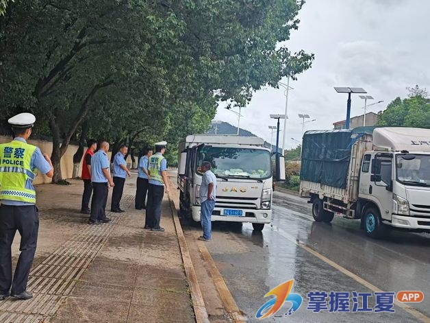 城管进社区——纾民忧、保畅通，联动整治夜间乱象