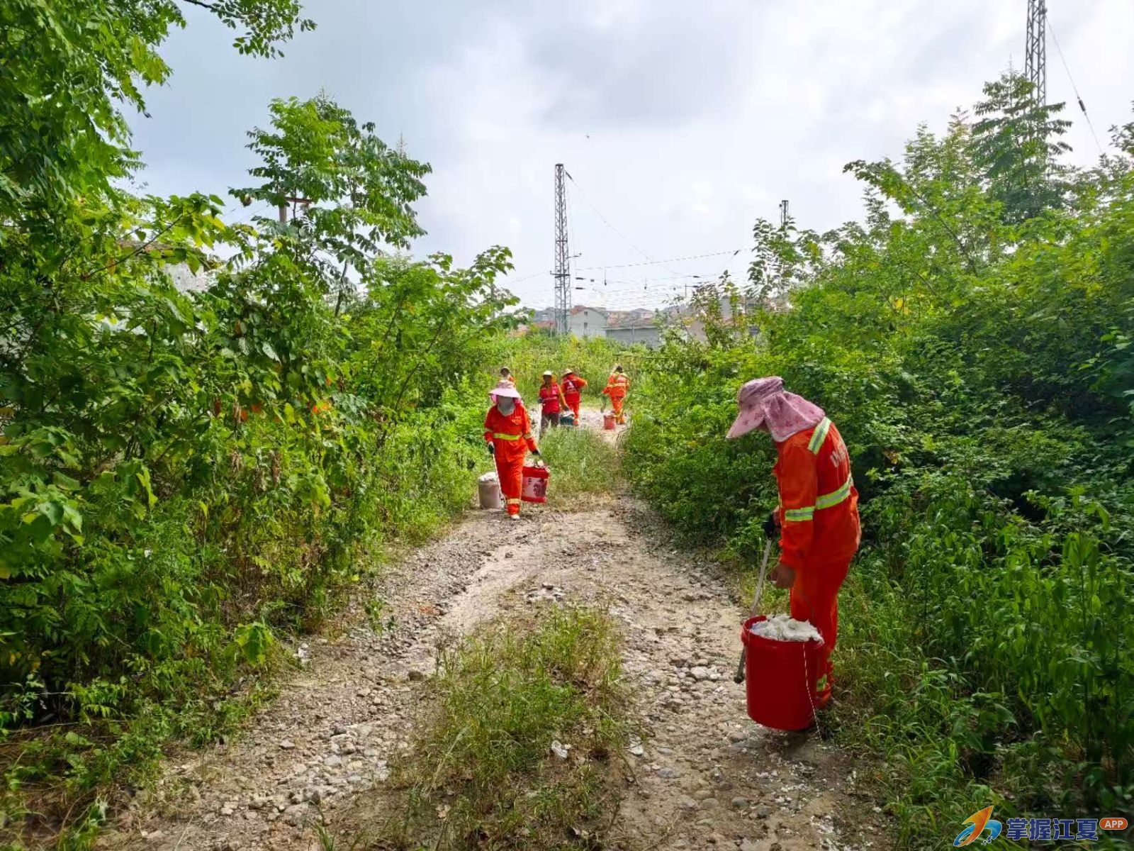 铁路沿线风险排查 筑牢运输安全防线  ——乌龙泉街扎实推进铁路沿线安全隐患排查整治工作