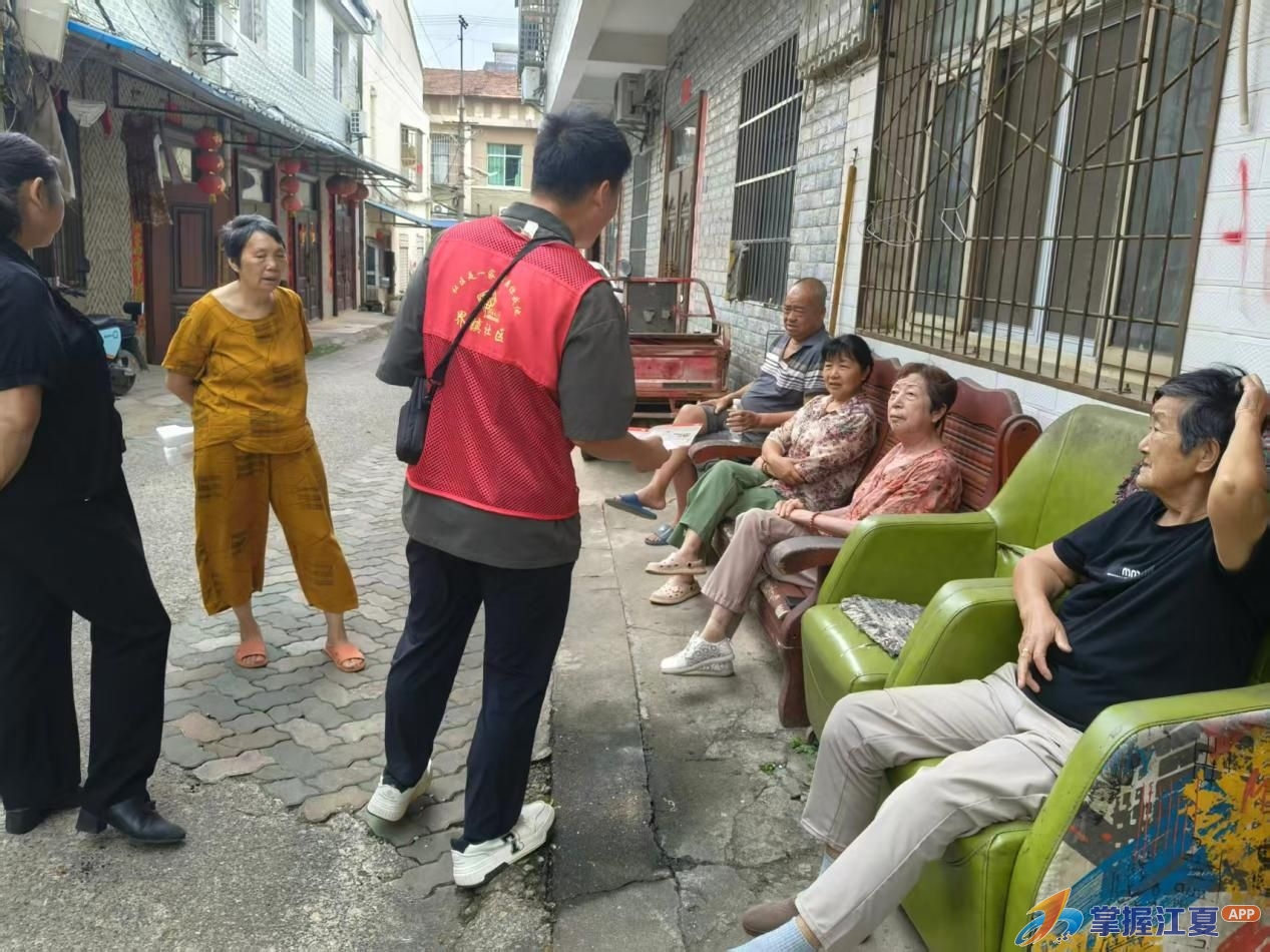 入户宣传面对面 垃圾分类零距离——五里界街界镇社区开展环境卫生知识宣传行动