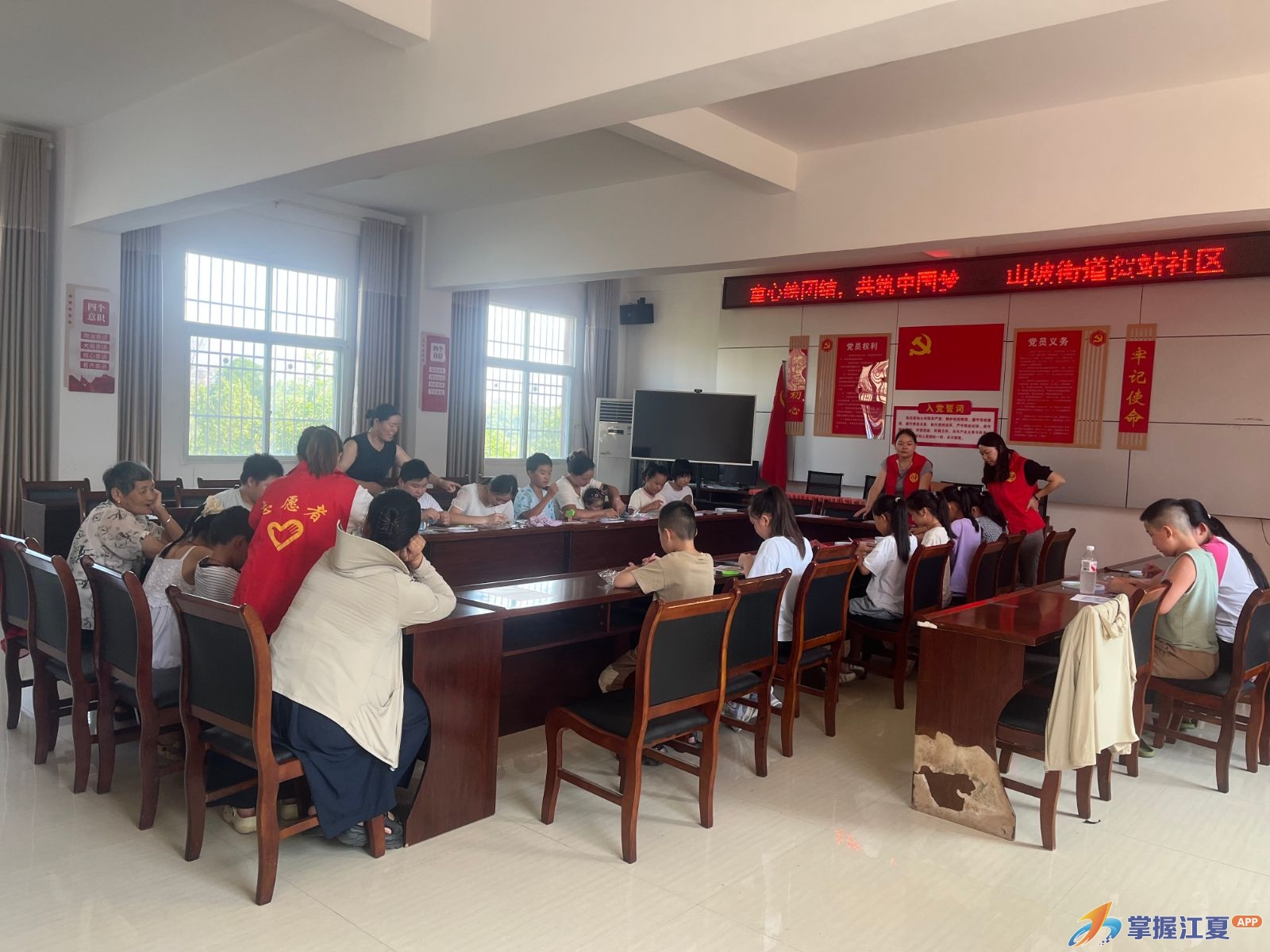 童心绘团结，共筑中国梦——山坡街道贺站社区钻石贴画DIY活动温情开展
