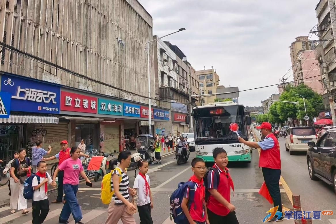 筑牢校园“安全岗” 江夏交通志愿者暖心护航开学路