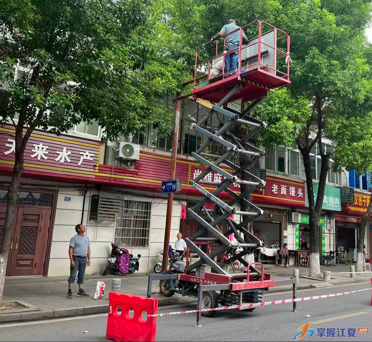 精准排查快速拆除，金水城管筑牢社区高空安全屏障