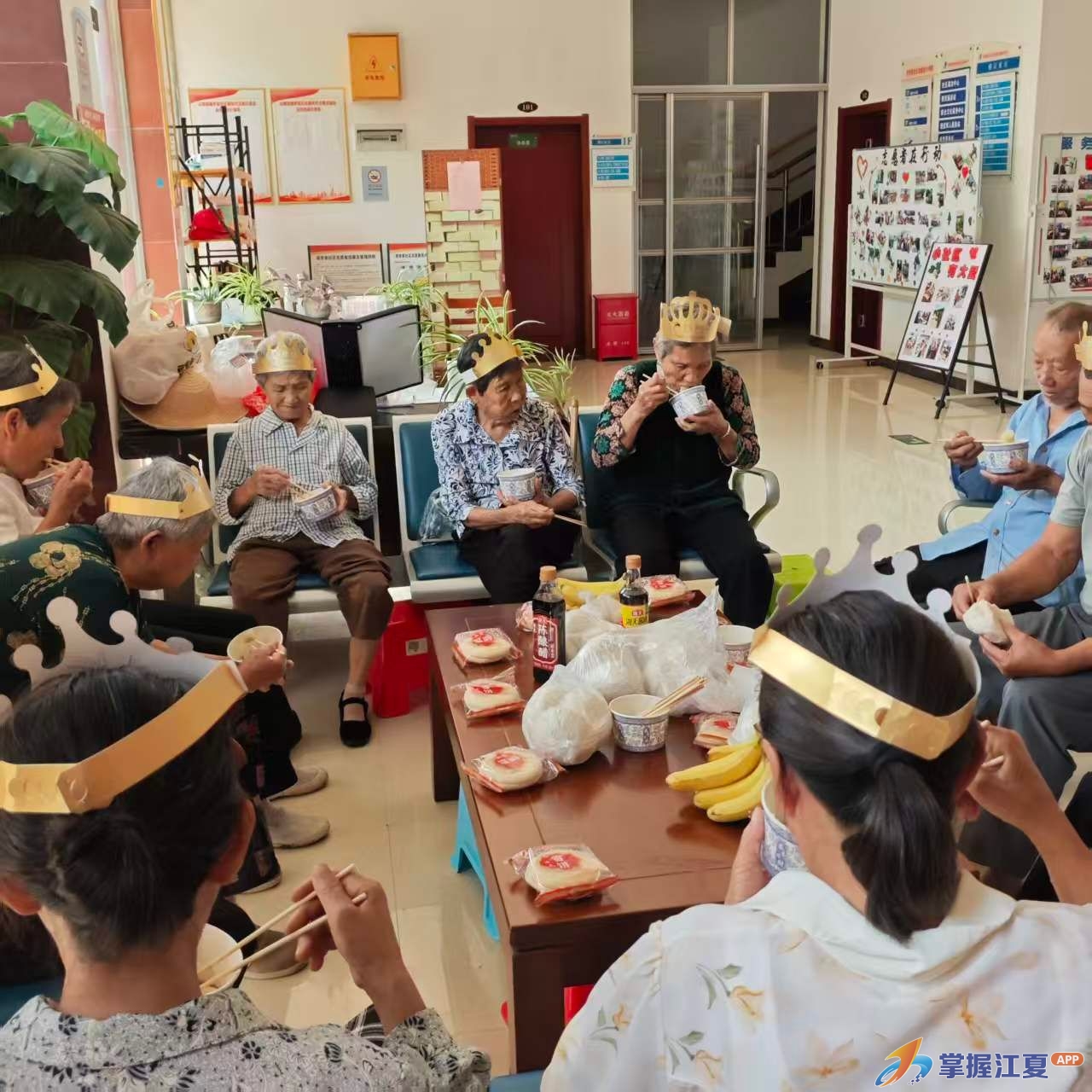 周李家社区开展老年集体生日会活动
