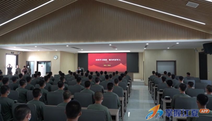 江夏区征兵办邀请模范退役老兵走进役前教育课堂
