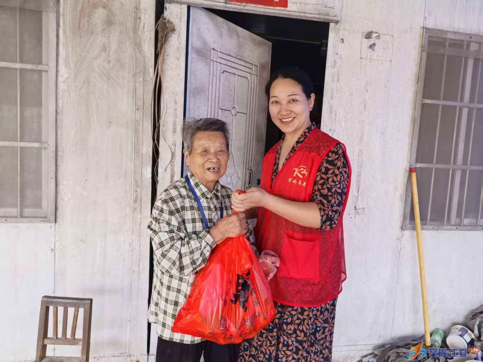 暖心中秋 情暖夕阳——社区创新开展高龄独居困难老人慰问活动