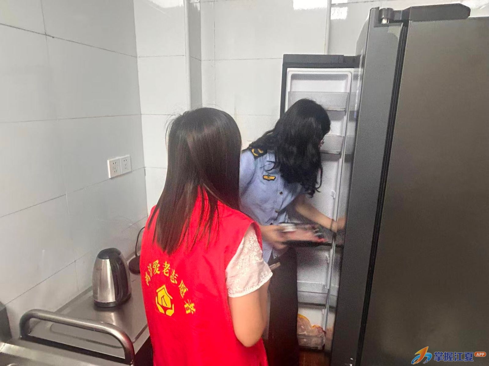筑牢节前安全防线 守护群众安心过节  ——金港市场监管所联合多部门开展双节节前安全检查