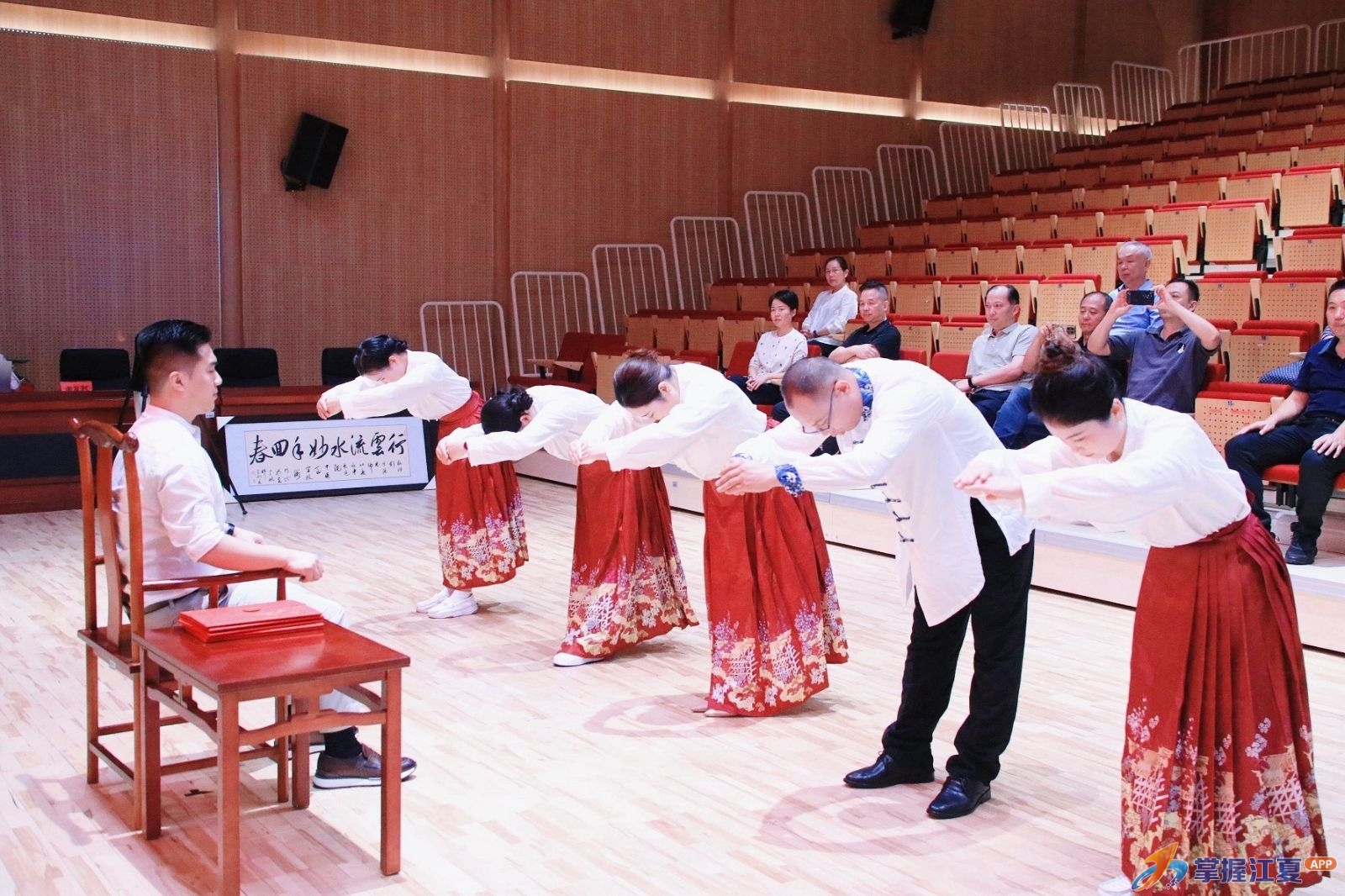 江夏区中医医院举行火龙罐拜师活动 5名骨干师承刘鸣阳教授