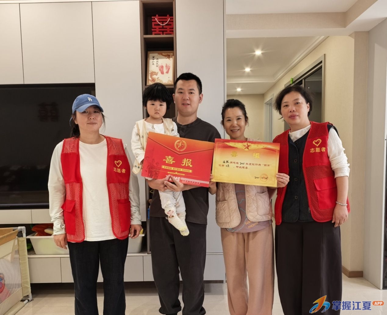 喜报传荣光 拥军暖人心！江夏纸坊为优秀军人家庭送喜报