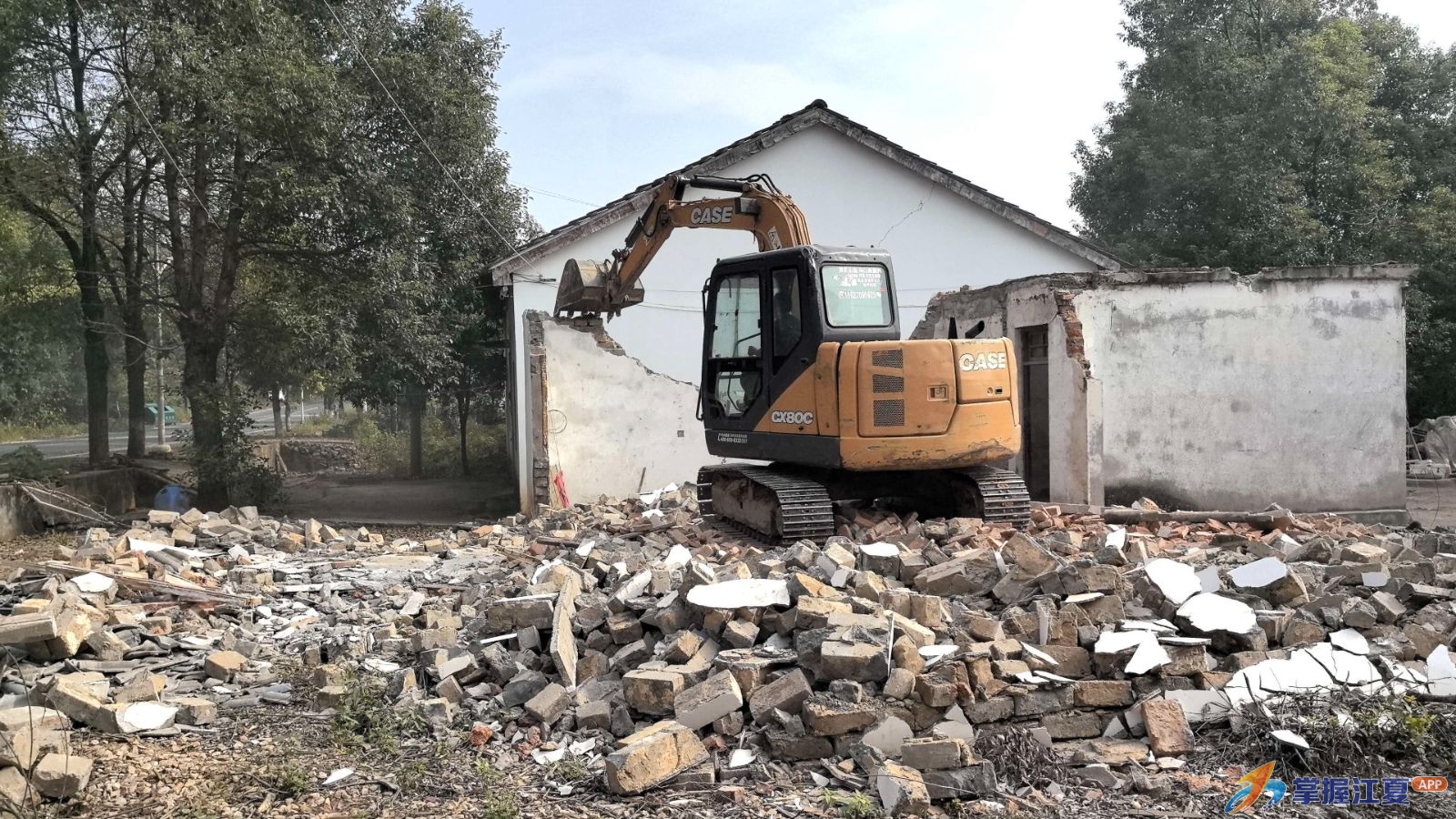 违建“零容忍”，山坡街依法拆除高峰村一处违法建筑