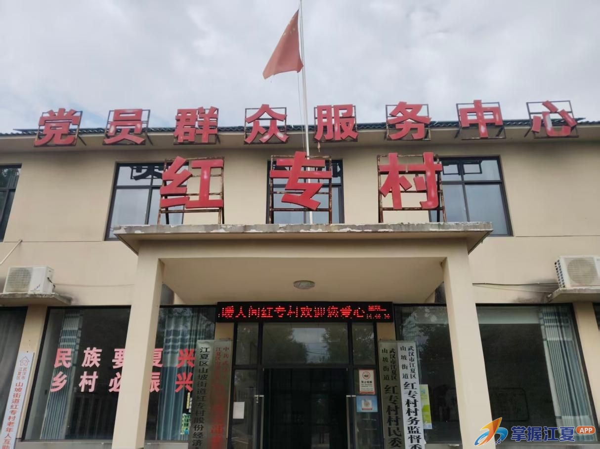 山坡街开展招牌专项整治 拆除高空招牌规范沿街户外市容