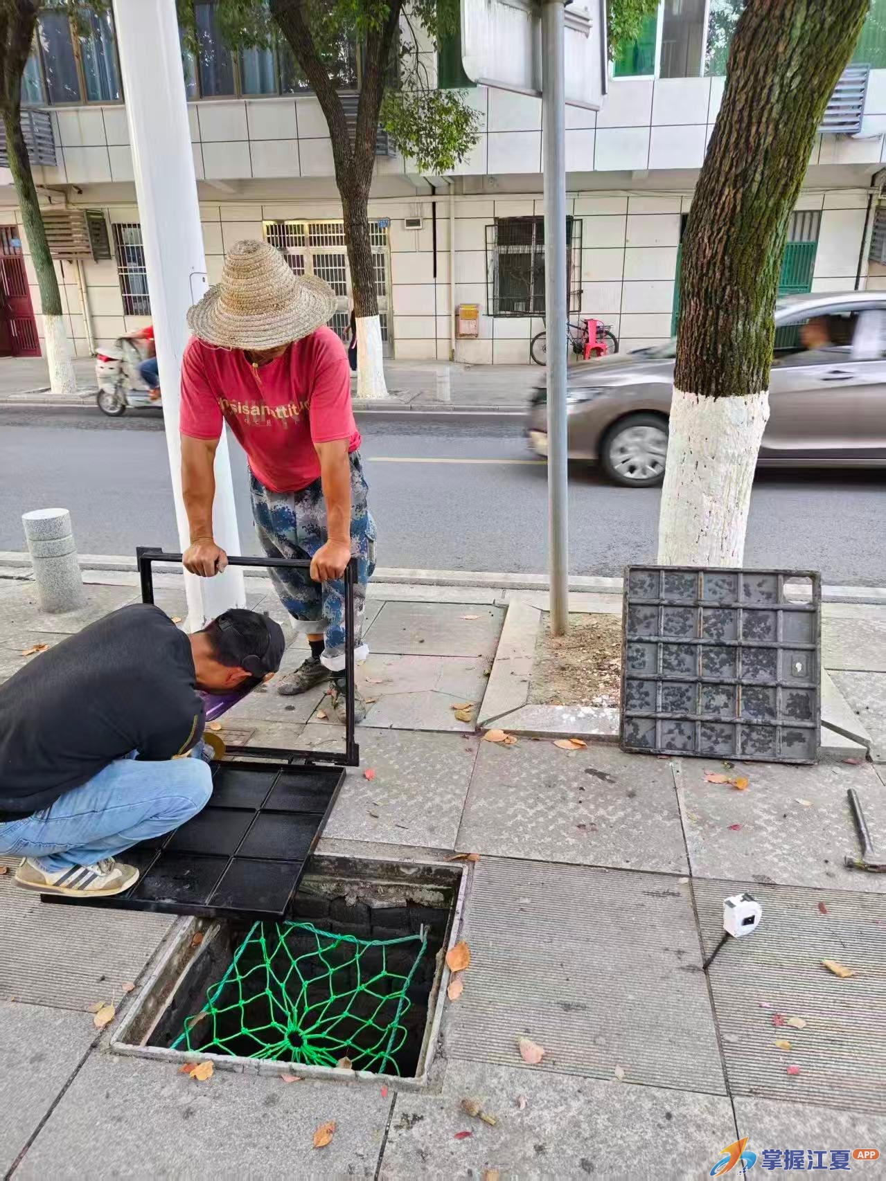 金水办事处开展城市家具隐患专项排查整治行动