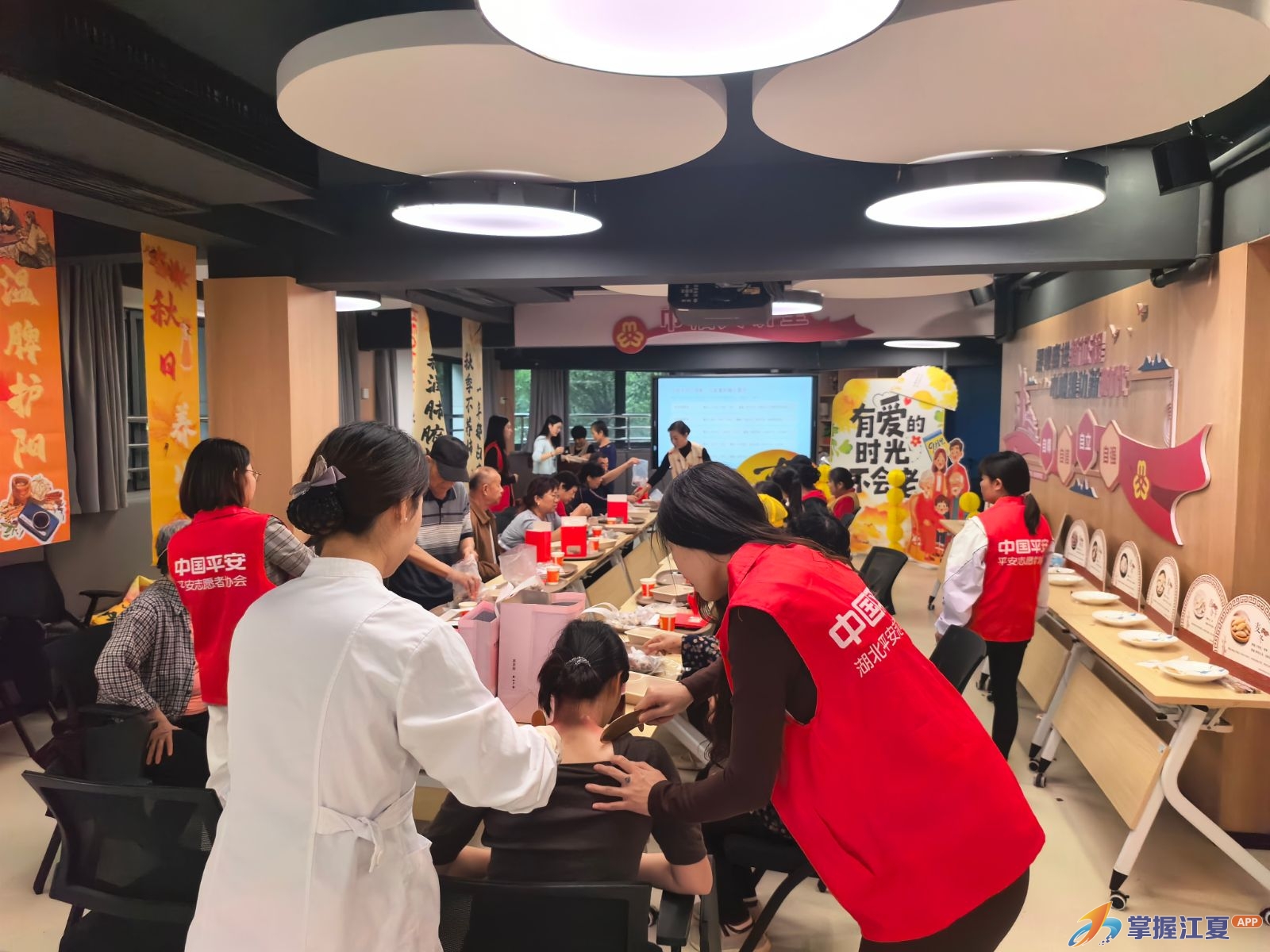 做养生茶包、学反诈知识！江夏这场活动让老人把“养老钱”守得明明白白