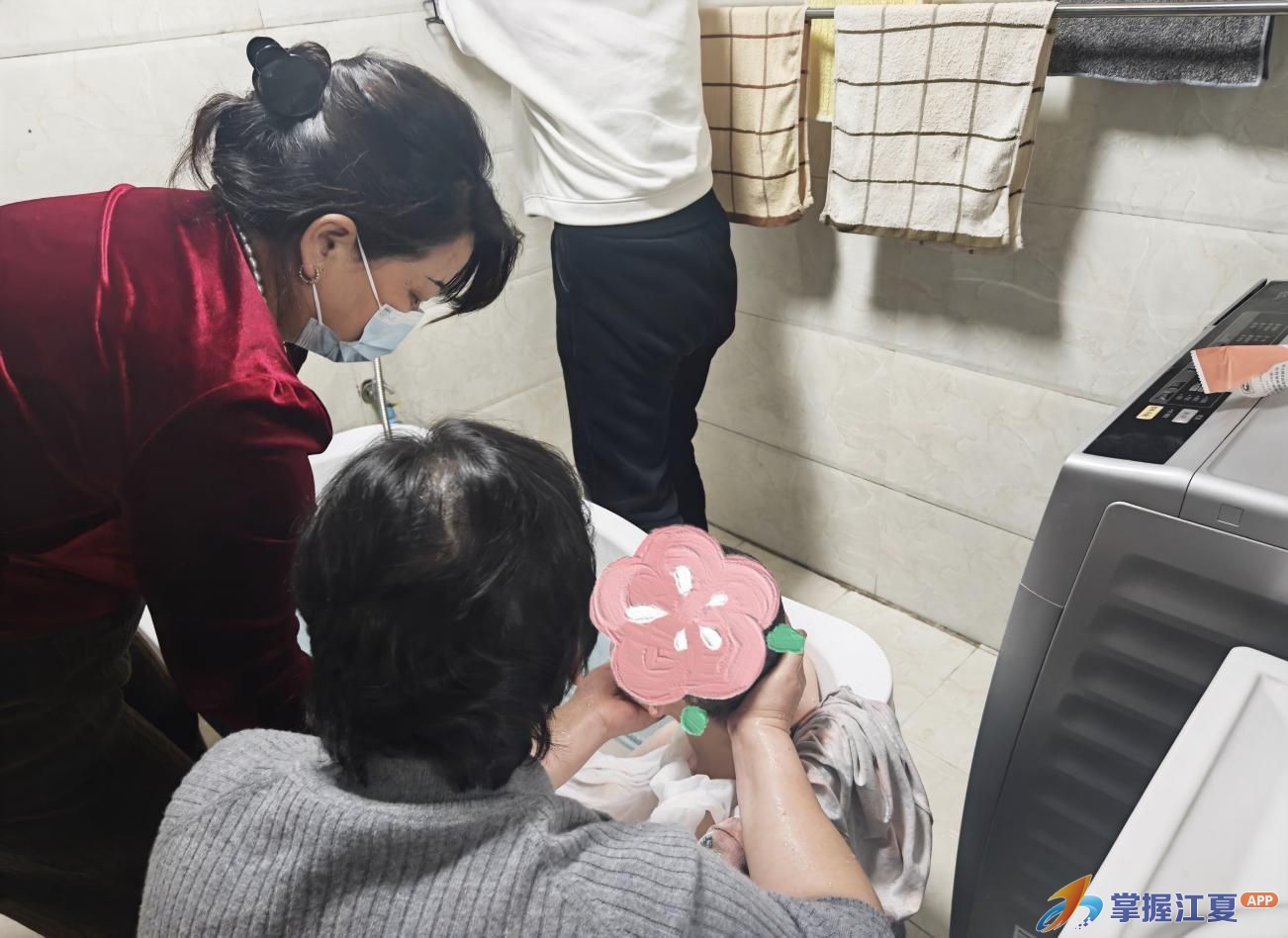 江夏区“喘息服务”上门助浴 为重残家庭纾困解难