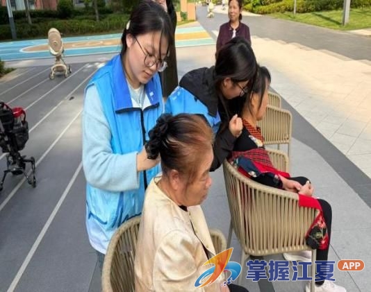 一边清死角、一边送健康，沿湖社区携手4支高校志愿队“组团”服务居民