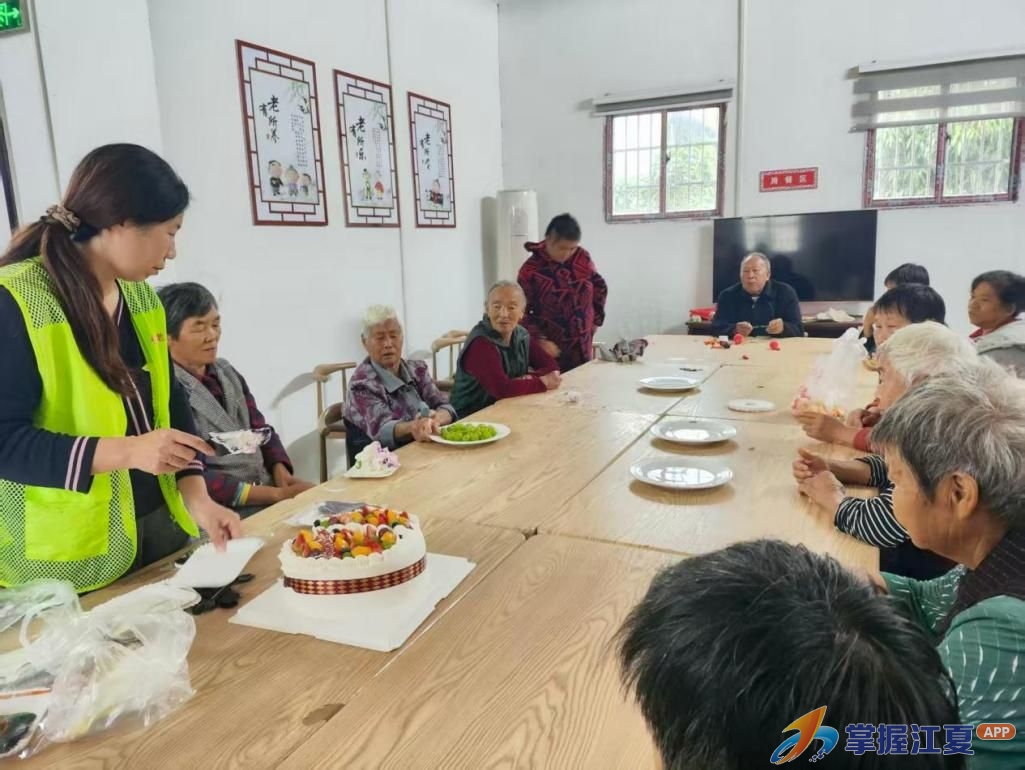 集体生日会+爱心义剪！武当社区敬老月温情陪伴辖区老人