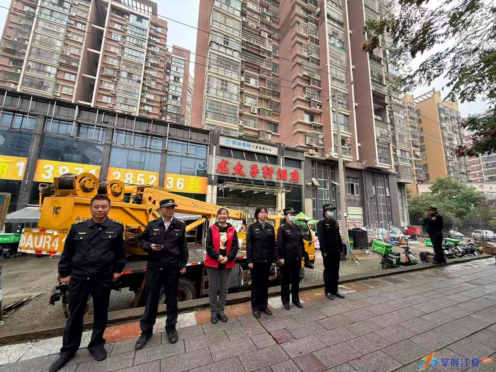 卸下头顶“悬忧”，纸坊街道综合执法中心下沉社区清拆危旧招牌守牢安全底线