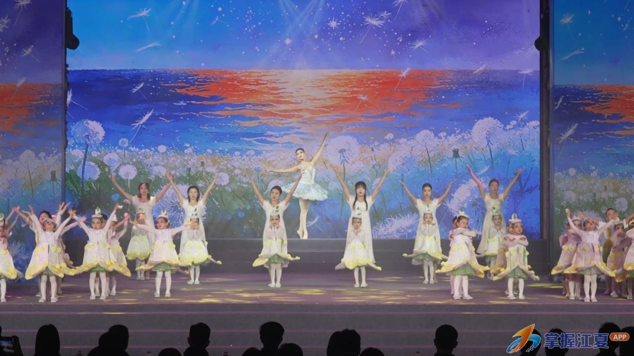 全场最小参演团！海淀实验幼儿园师生同台唱响《和光同尘》